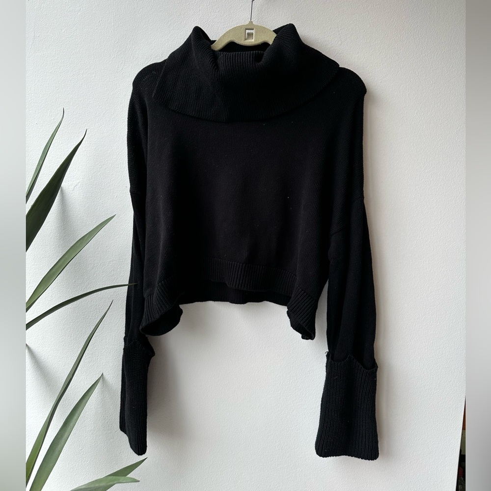 Asymmetric black sweater 🖤